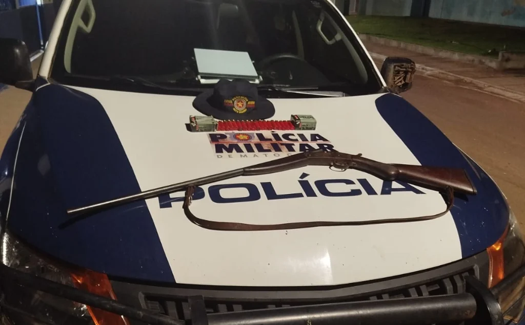 Espingarda e munições apreendidas em cima de viatura da polícia militar