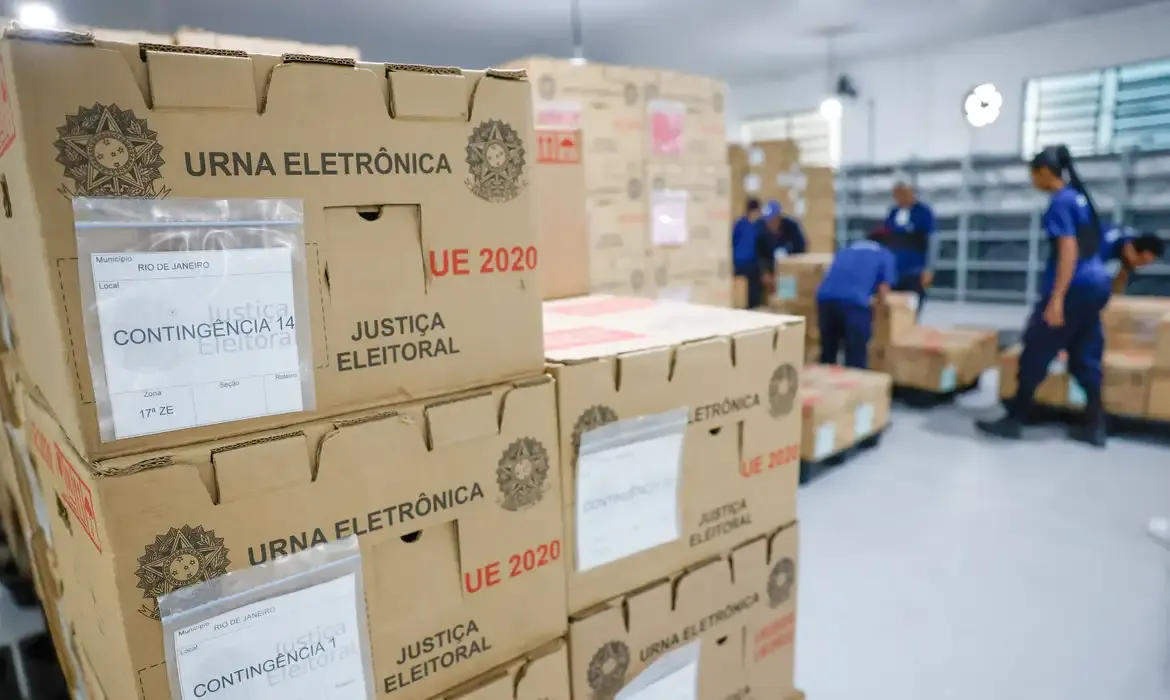 Urnas eletrônicas são distribuídas antes do primeiro turno