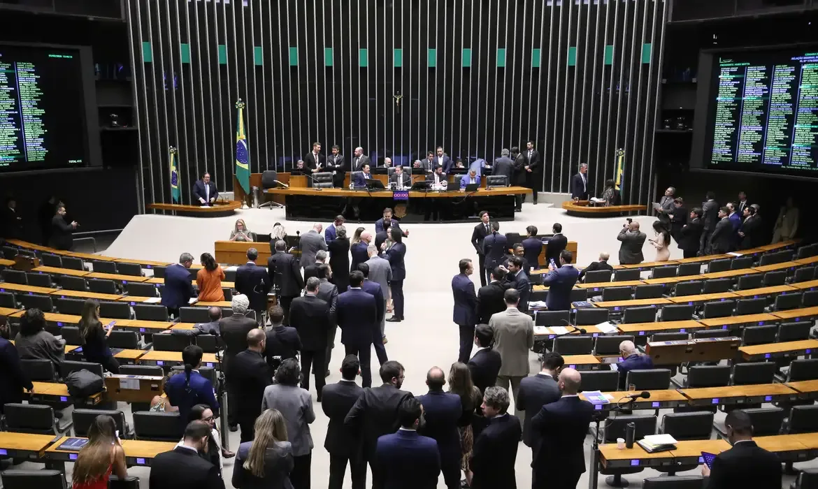 Mulheres ampliam presença no Congresso, mas seguem em minoria