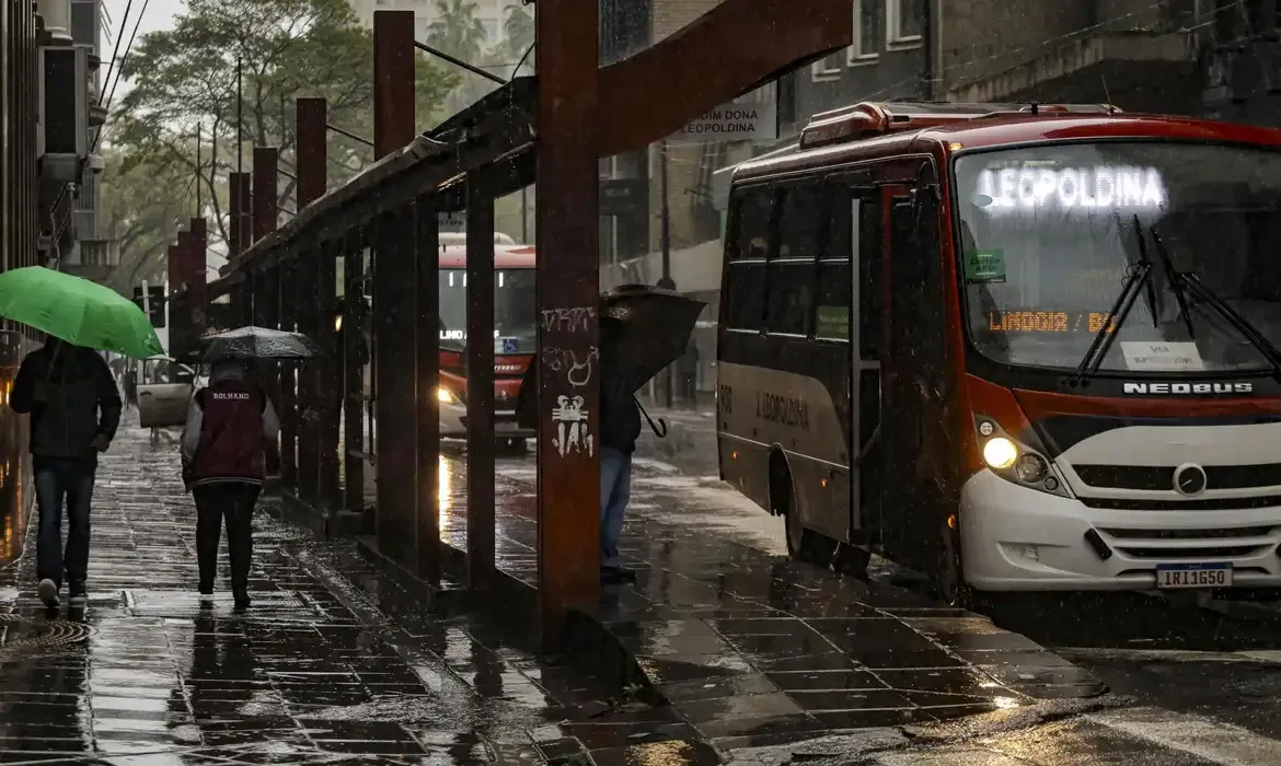 Chuva atinge o Brasil no domingo de eleições, com alerta vermelho no Paraná