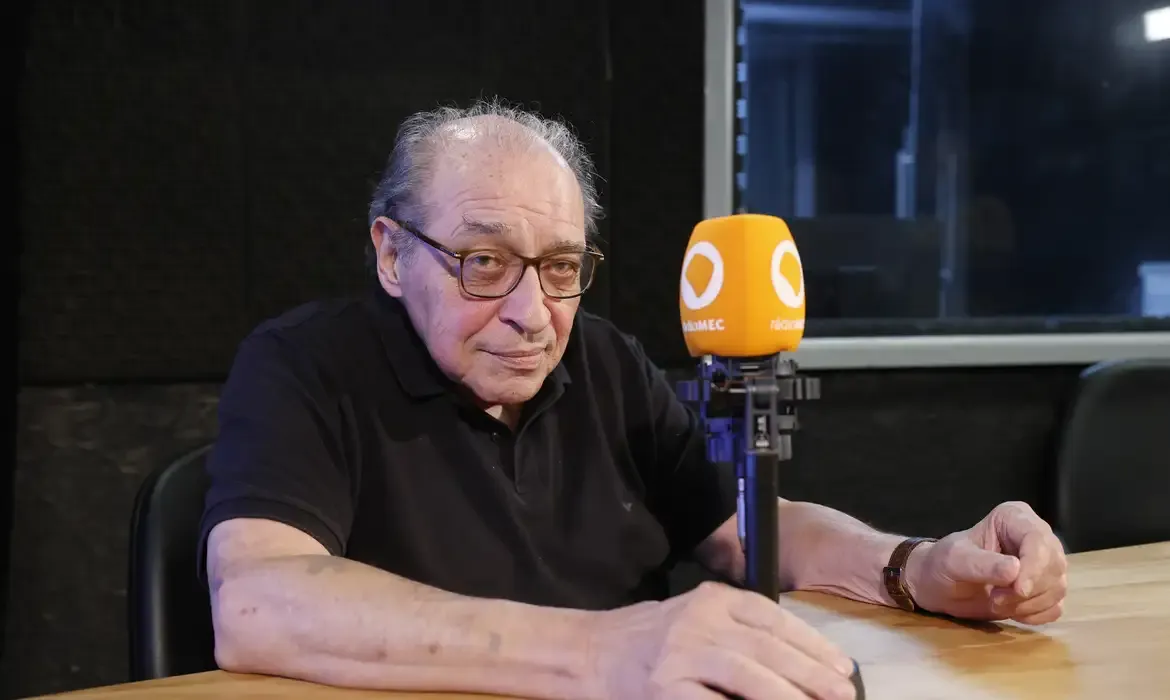 Rádio MEC estreia série musical apresentada por Ruy Castro