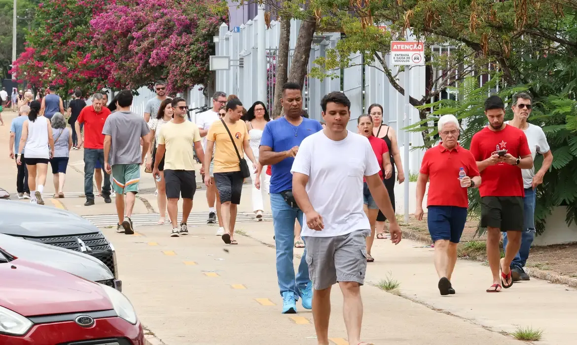 Idosos e jovens defendem o voto nas eleições de 2026