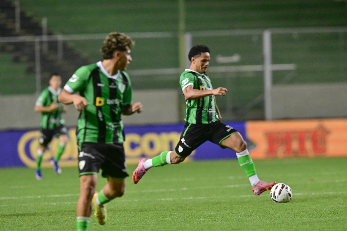 América-MG x Fortaleza: onde assistir e escalações da Série B. Imagem: Mourão Panda/América-MG
