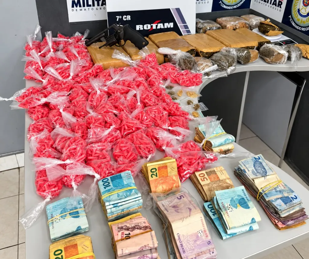 Rotam apreende quase 4 mil pinos de cocaína, tabletes de maconha, arma e R$ 28 mil em ação em Cuiabá