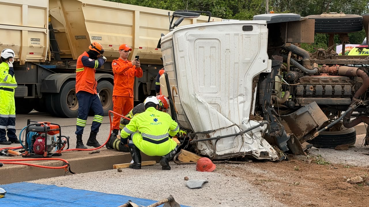 Tombamento de carreta deixa uma pessoa morta e interdita pista da BR-163 em Sorriso (VÍDEO)