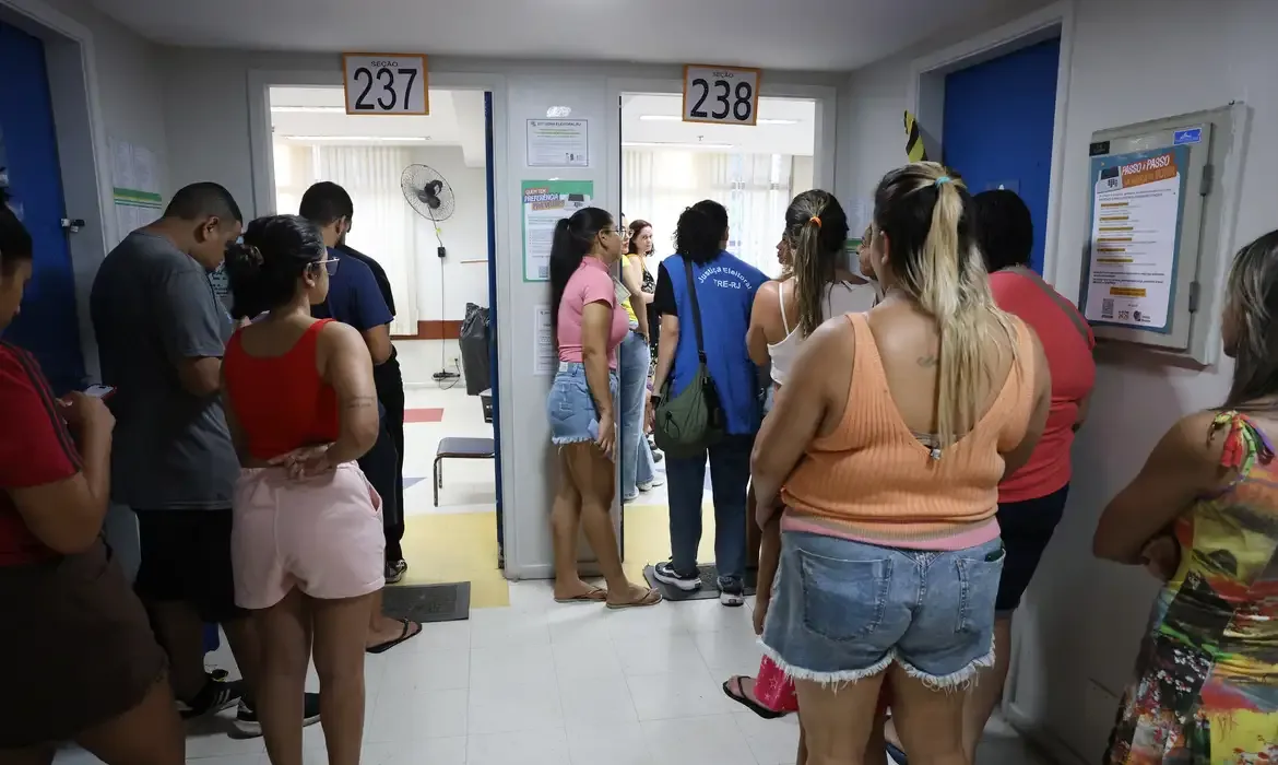 Governadores eleitos no primeiro turno têm de 37 a 70 anos