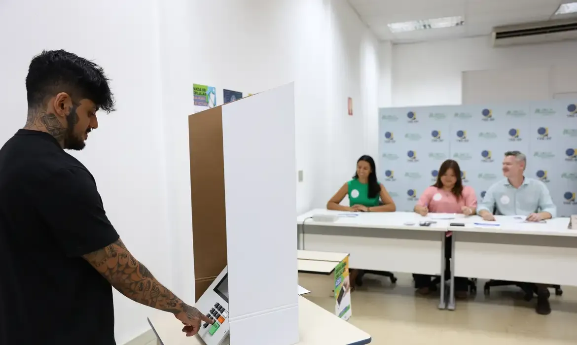 Eleições começam às 8h e seguem até as 17h neste domingo