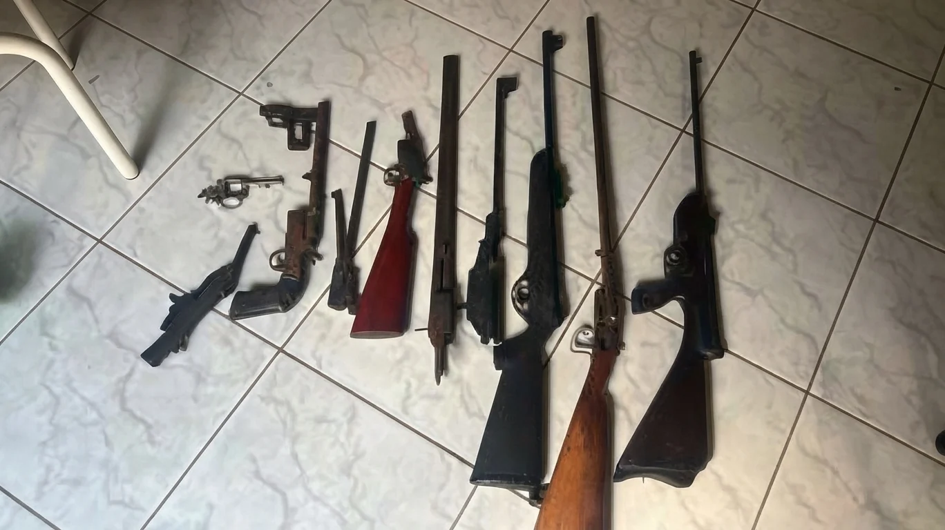 Polícia Militar prende homem por manter oficina clandestina e arsenal de armas no Centro de Barra do Garças