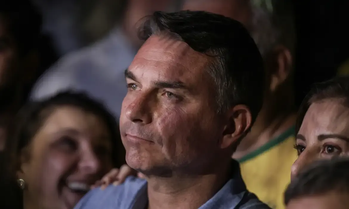 Mendonça multa Flávio por impulsionamento contra Lula