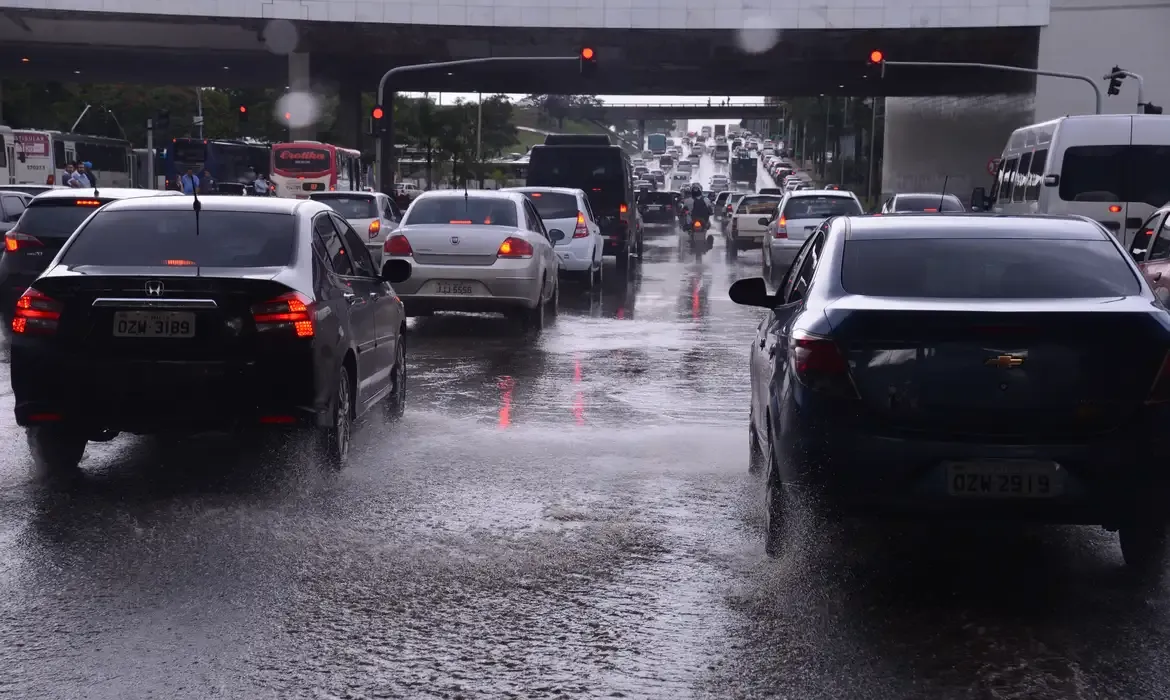 Chuvas avançam pelo Norte e Nordeste com alertas de tempestade