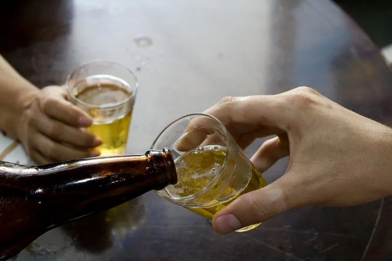 Justiça Eleitoral volta atrás, libera venda de bebidas, mas proíbe consumo em locais públicos no domingo de eleição em Mato Grosso