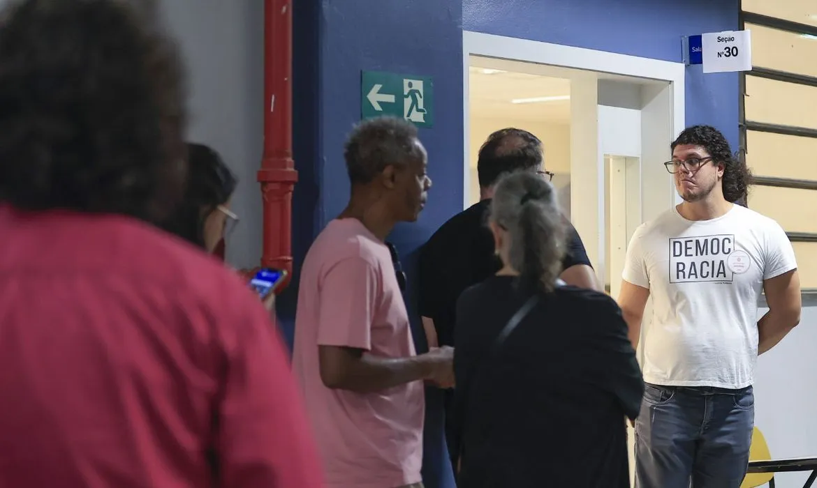 Eleitores têm até as 17h para votar no primeiro turno