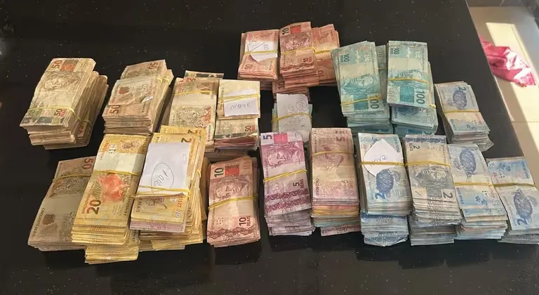 Megaoperação da Polícia Federal cumpre 20 mandados e apreende R$ 235 mil em dinheiro vivo na véspera da eleição em Mato Grosso