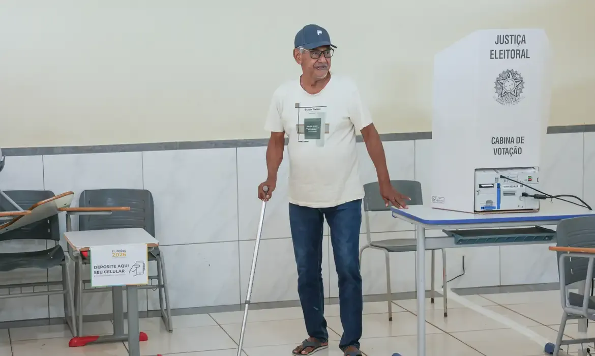 Idosos enfrentam dificuldades para votar e defendem a democracia