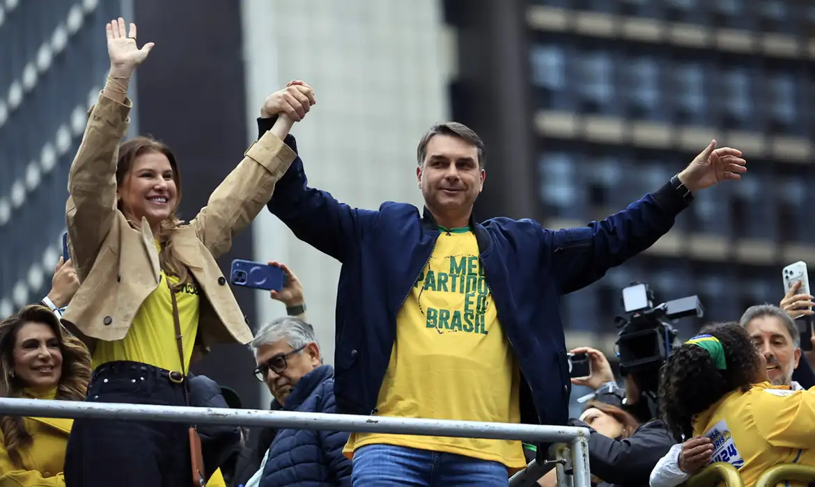 Flávio Bolsonaro lidera votação para presidente em Lucas do Rio Verde com 74,18%