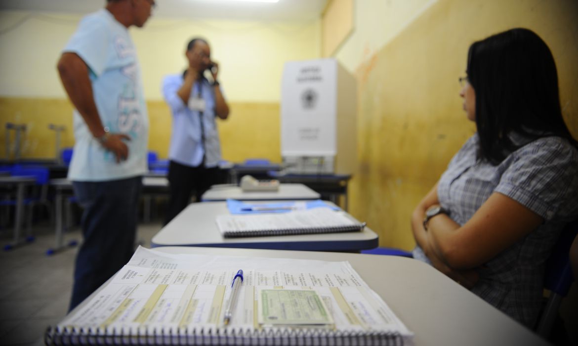 Quanto ganha um mesário nas Eleições 2026? Veja valor, auxílio e benefícios garantidos