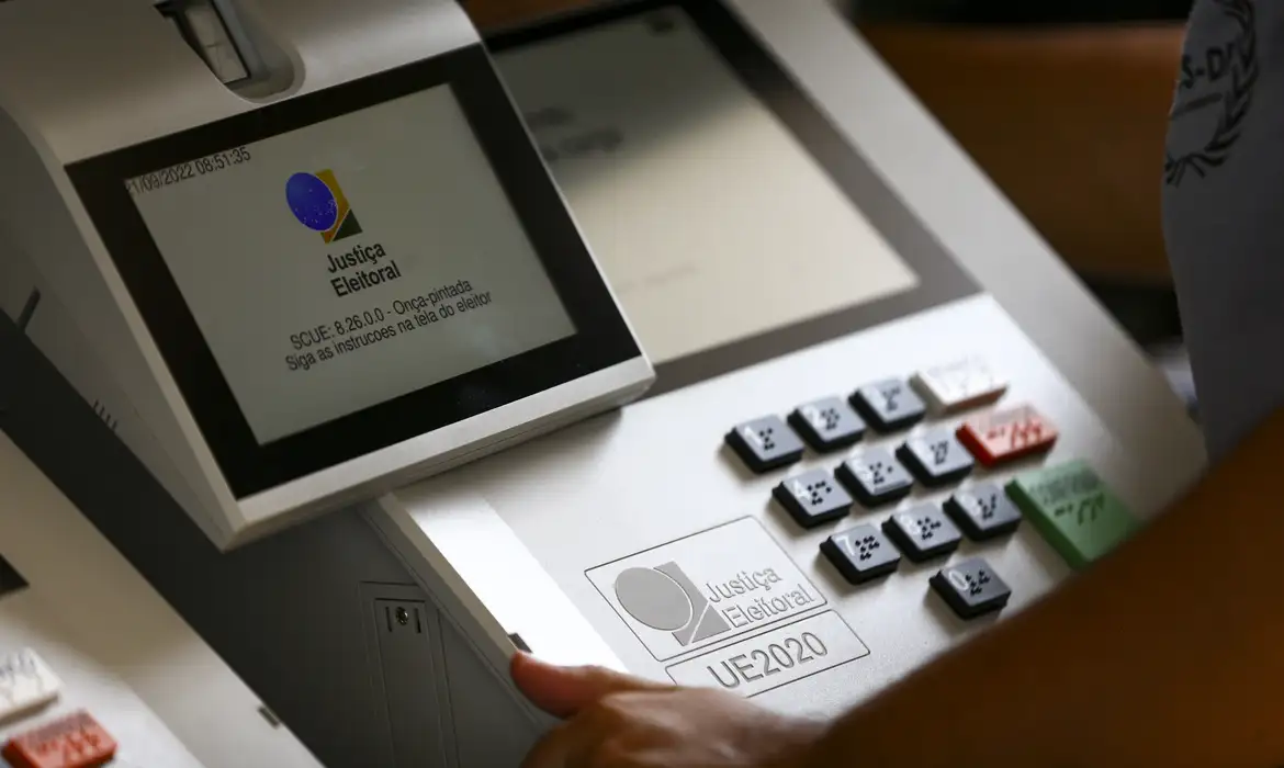 Seis apertos de ‘confirma’ e urna fechando mais cedo: o guia do voto em Mato Grosso